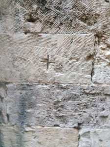 Σταυρός στην είσοδο 1