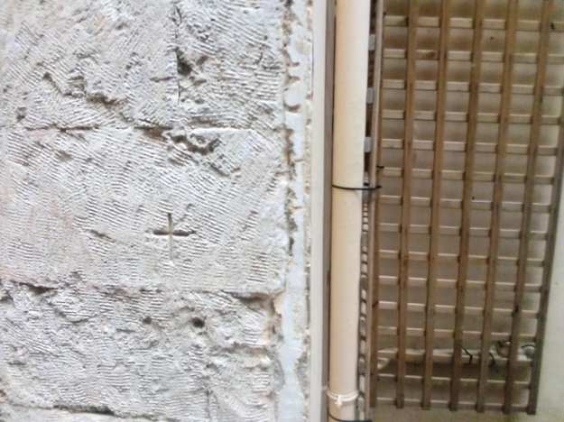 Σταυρός στην είσοδο 2