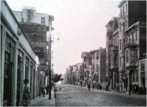 Ο κεντρικός δρόμος στα Ταταύλα